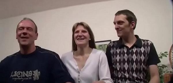  Deutsches Paar macht ihren ersten Dreier mit fremden Typ